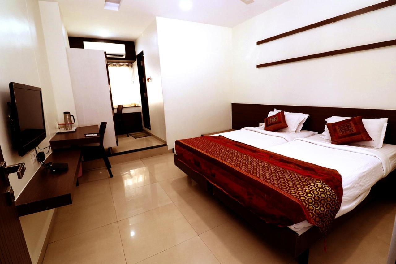 Hotel Girnar Aurangabad  Eksteriør billede
