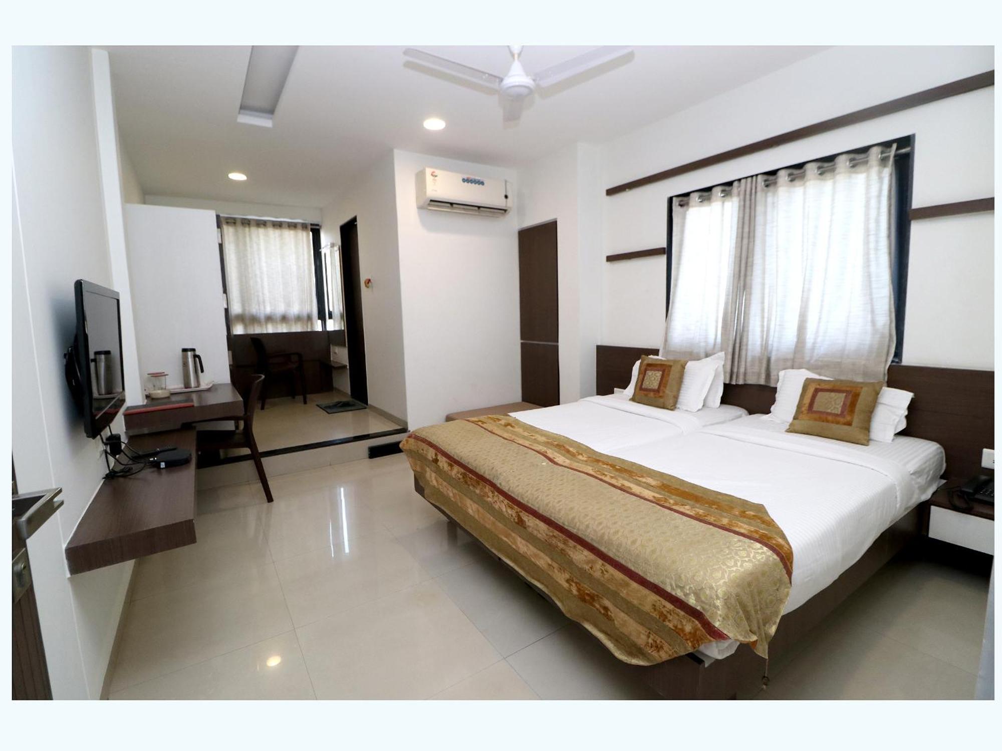Hotel Girnar Aurangabad  Eksteriør billede