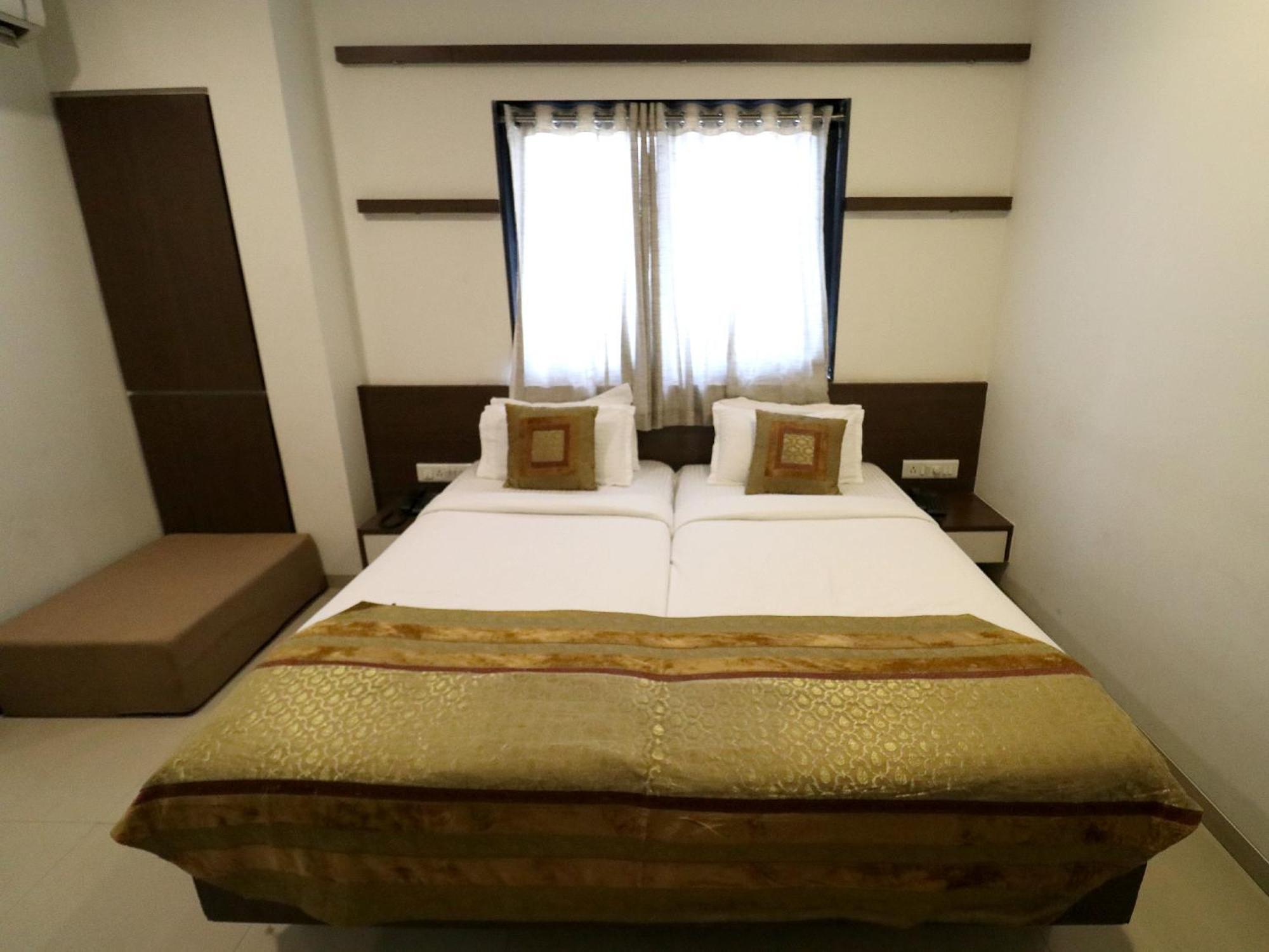 Hotel Girnar Aurangabad  Eksteriør billede