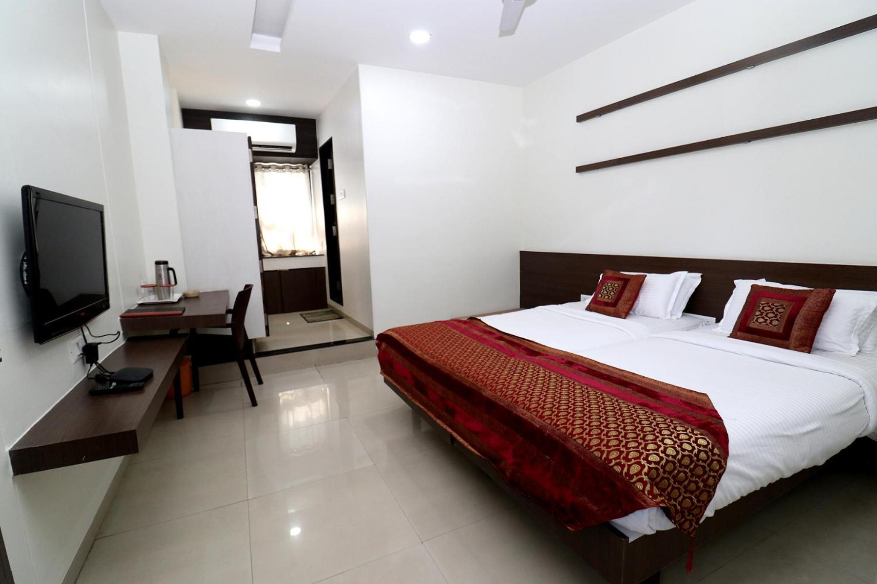 Hotel Girnar Aurangabad  Eksteriør billede