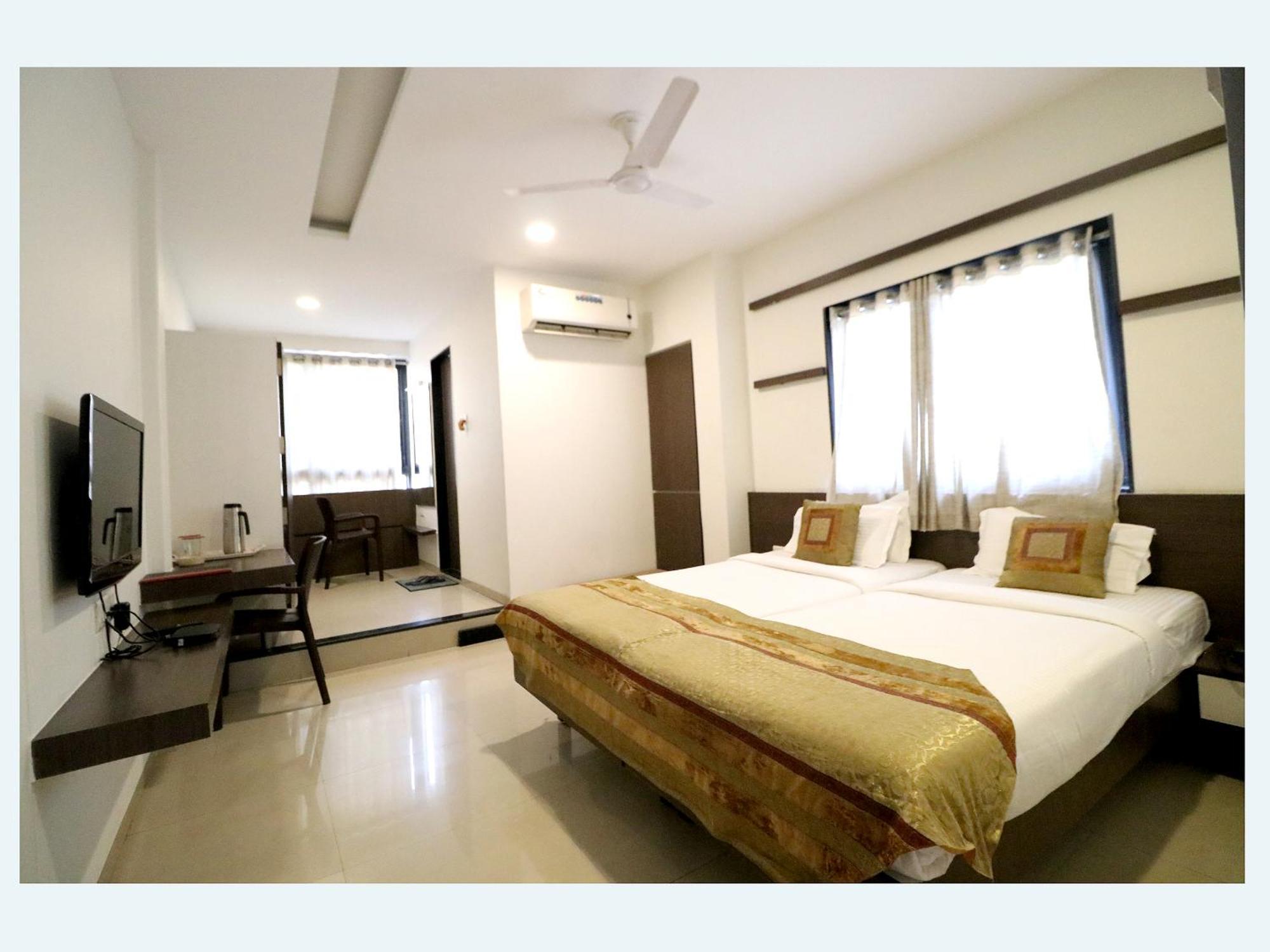 Hotel Girnar Aurangabad  Eksteriør billede