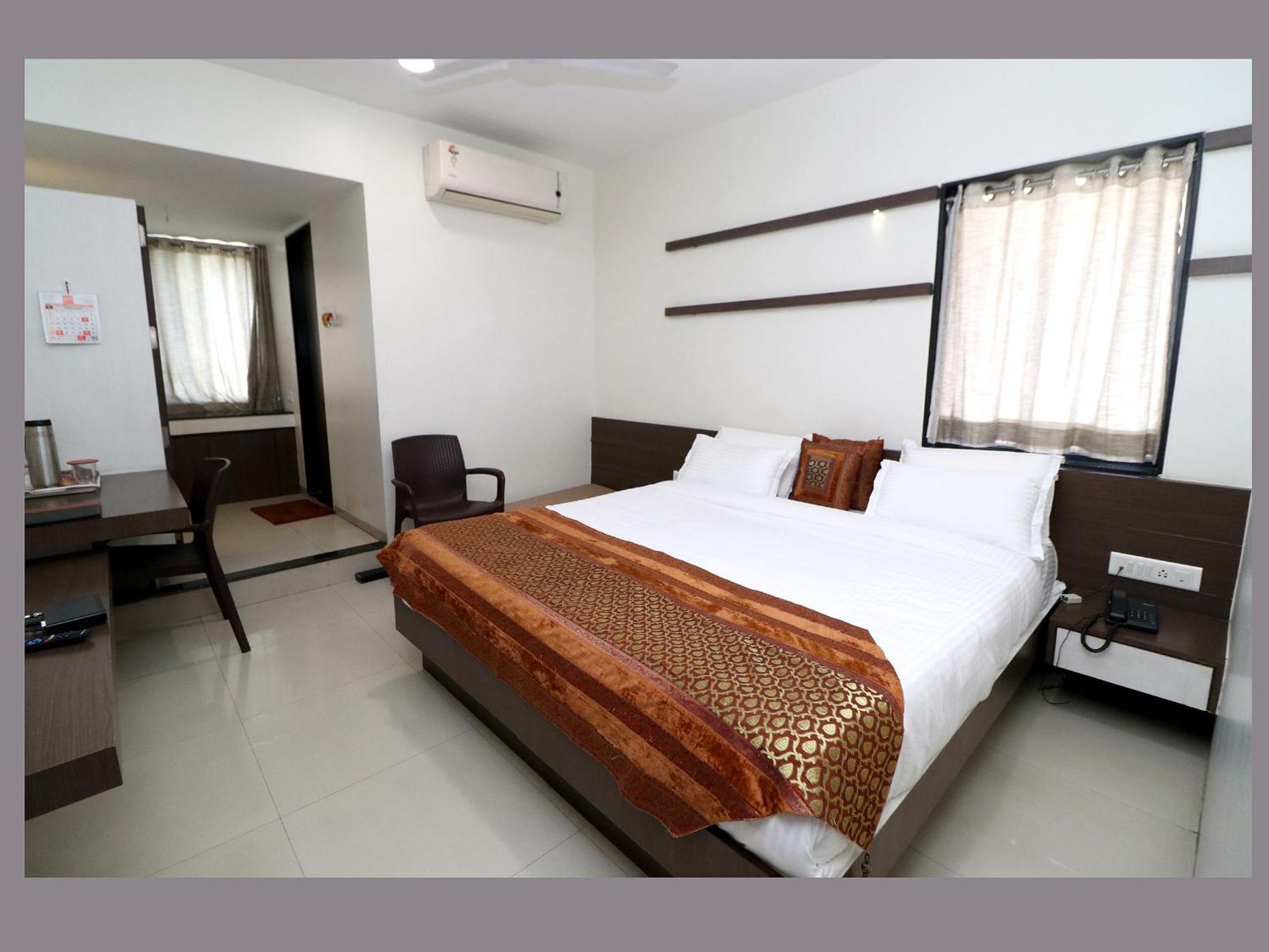Hotel Girnar Aurangabad  Eksteriør billede
