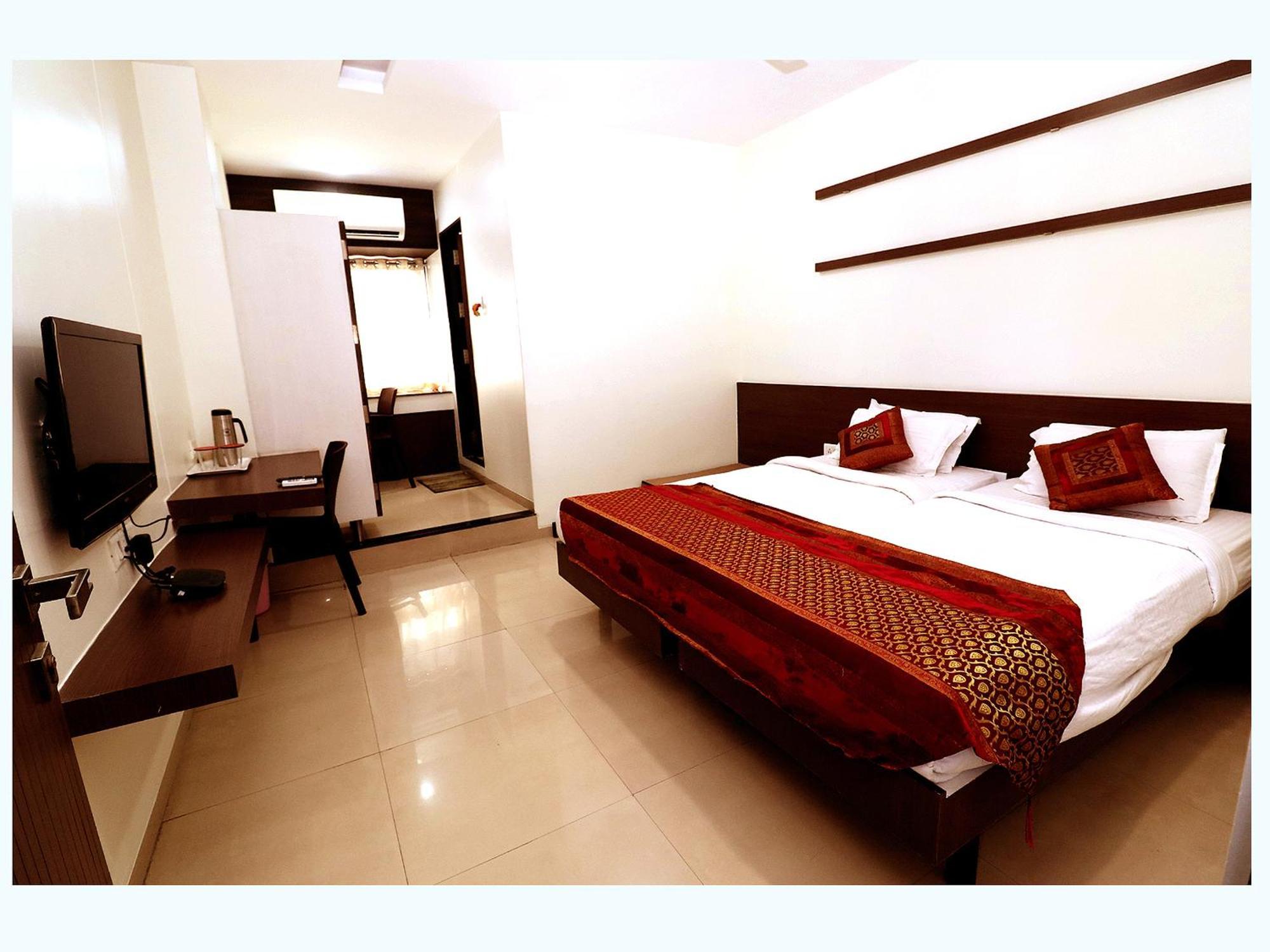 Hotel Girnar Aurangabad  Eksteriør billede