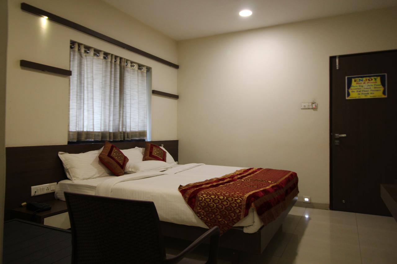 Hotel Girnar Aurangabad  Eksteriør billede