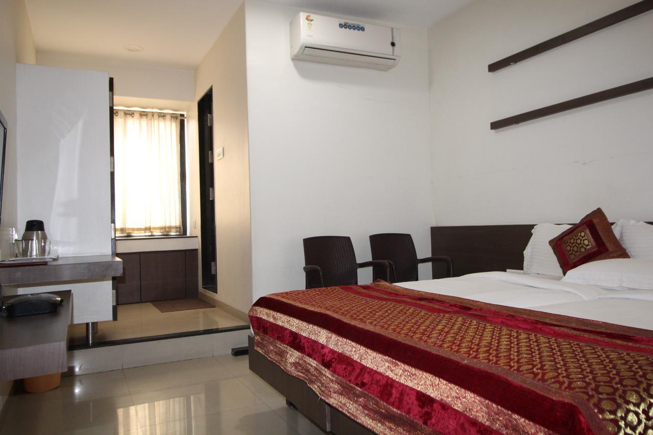 Hotel Girnar Aurangabad  Eksteriør billede