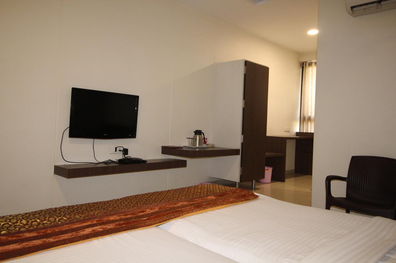 Hotel Girnar Aurangabad  Eksteriør billede