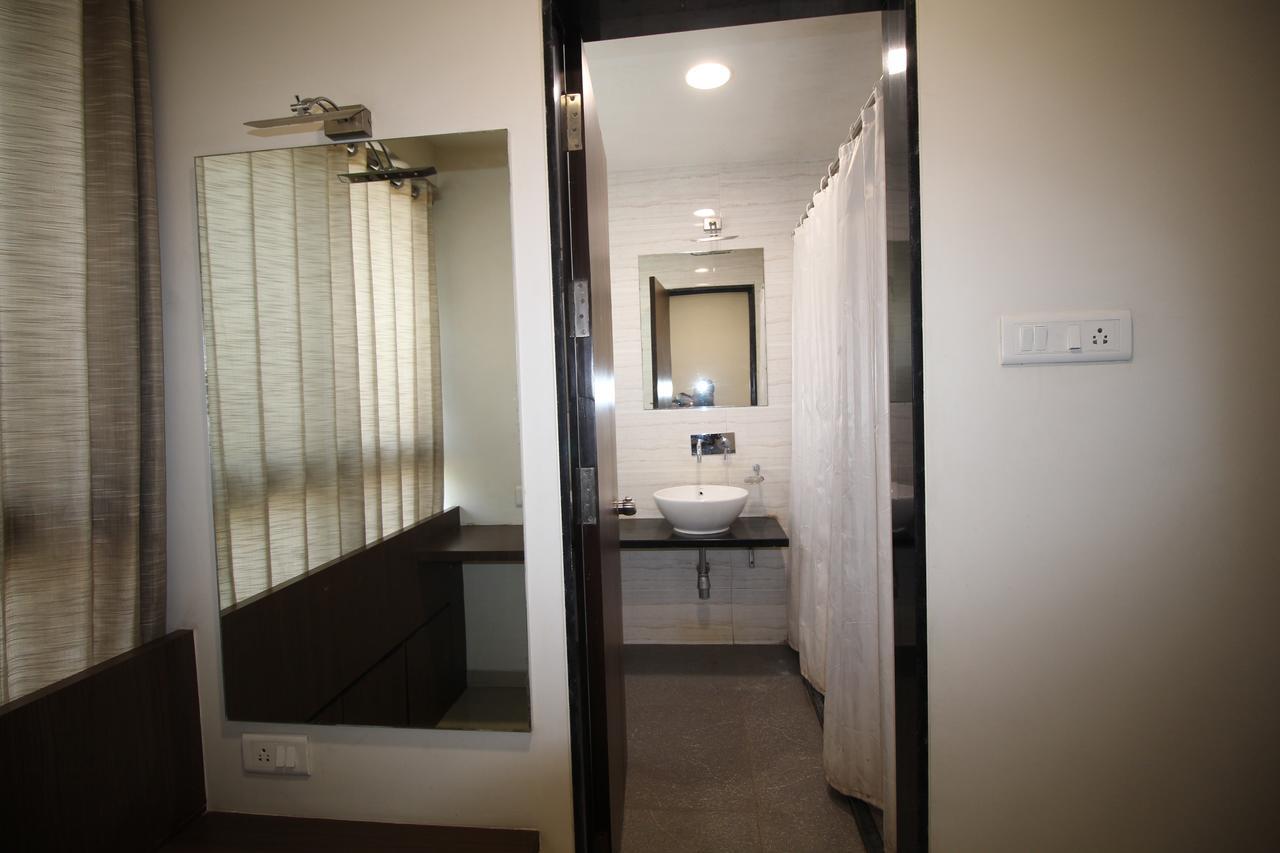 Hotel Girnar Aurangabad  Eksteriør billede